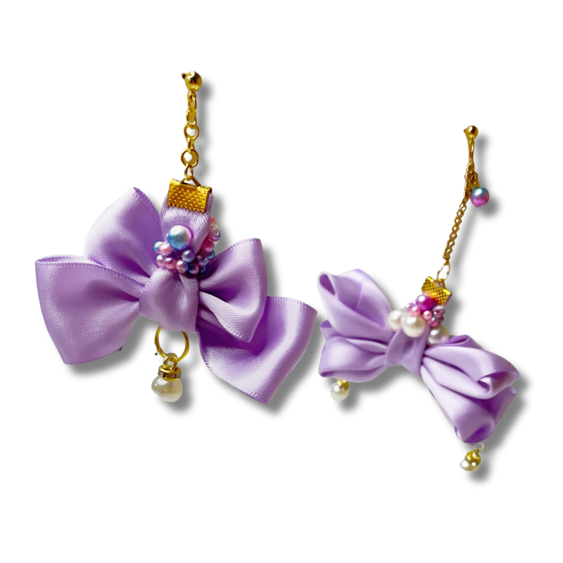 Frosted Dreamscape – Lavender Cream Bow Earrings with Asymmetrical Pearl Charms