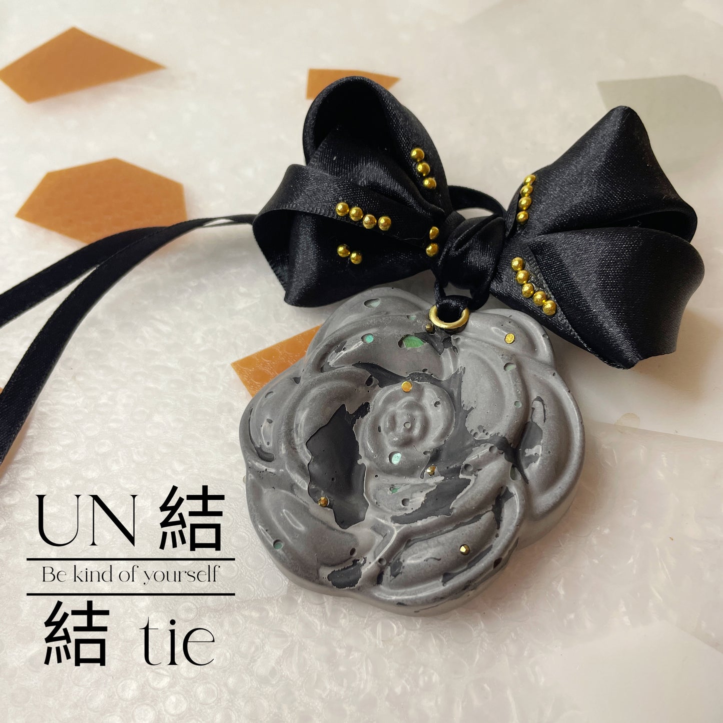 『掛飾』手工灰色貝母玫瑰薰香石與黑色龐克蝴蝶結